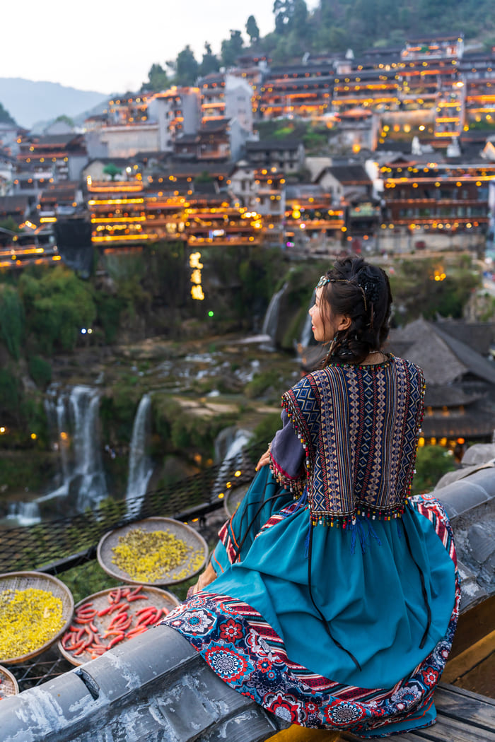 MUJER EN CASCADAS DE CIUDAD LIJIANG